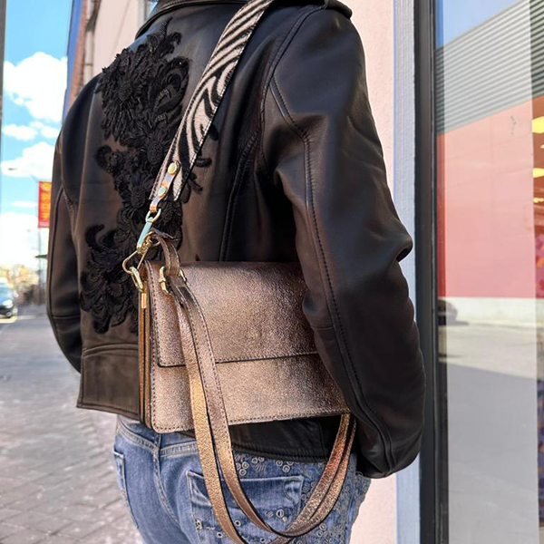Bolso Bandolera Piel Metalizada con Compartimentos