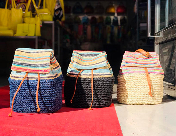 Mochila Boho de Rafia Artesanal con Estampado de Rayas